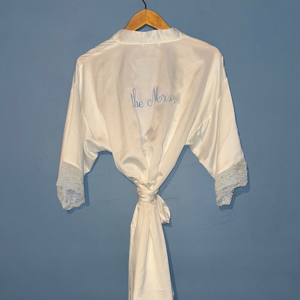 Elegant White Bridal Robe with Lace Trim